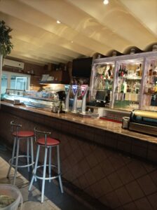 Bar activo en Torrevieja, Alicante.