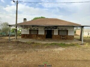Casa con finca de 16.260 M² en Navalquejigo – El Robledo